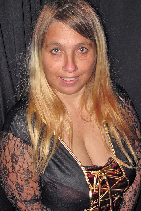 PICTURE SET: Soft pics of Lola posing in black